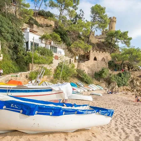 Villa Sleeps 8 *