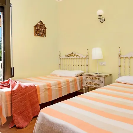 فيلة Sleeps 8 *