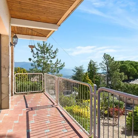 Villa Sleeps 8 *